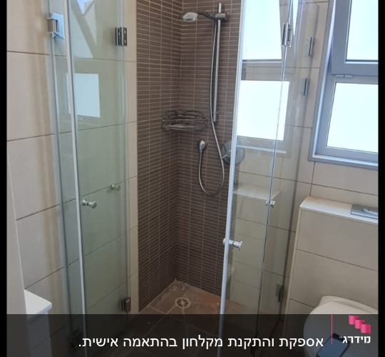 מקלחון זכוכית עם ראש מקלחת ומדף מתכת